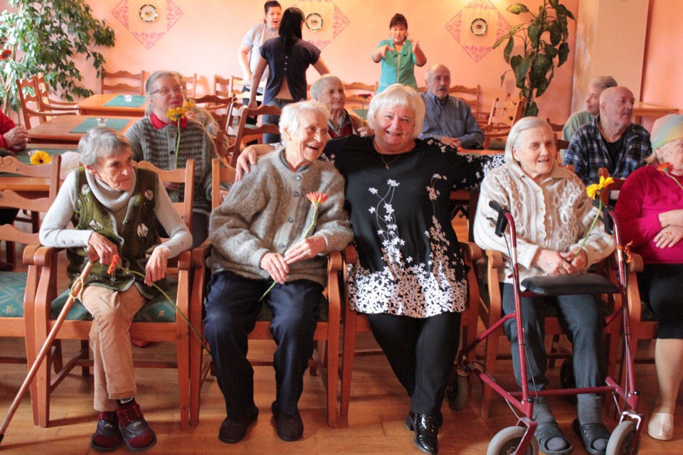 Интернат для стариков. Кикеринский дом-интернат для пожилых людей. Кикерино дом интернат для престарелых. Сайт Кикеринский дом-интернат. Пожилые люди.