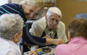«Лишь бы человеку было хорошо в самом конце его жизни»: волонтеры – о помощи пожилым людям