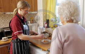 Социальная помощь пожилым людям на дому