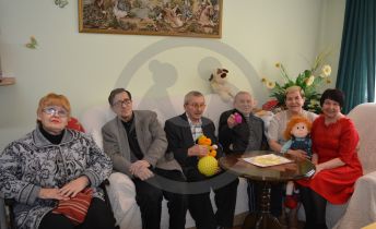 Пожилые люди из Куйбышевского дома-интерната очень хотят почитать современные детективы и любовные романы