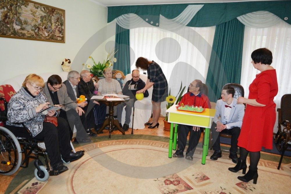 Пожилые люди из Куйбышевского дома-интерната очень хотят почитать современные детективы и любовные романы