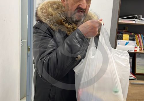 Бурлаков Игорь Борисович нуждается в продуктовой, вещевой помощи и медикаментах