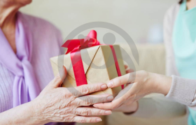 Не дорог подарок, дорога любовь: что подарить пенсионеру